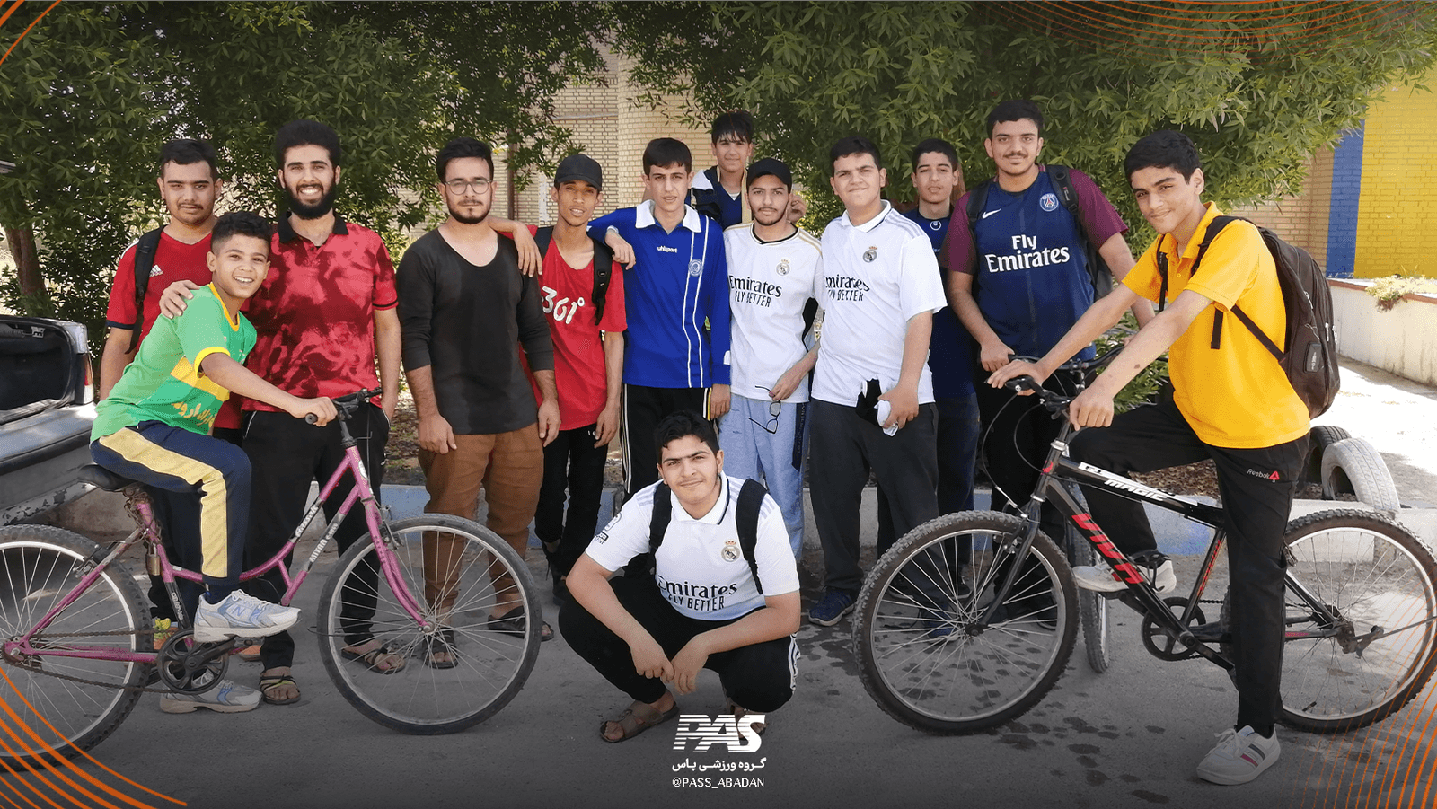 یک جمع فوتبالی در گروه ورزشی پاس