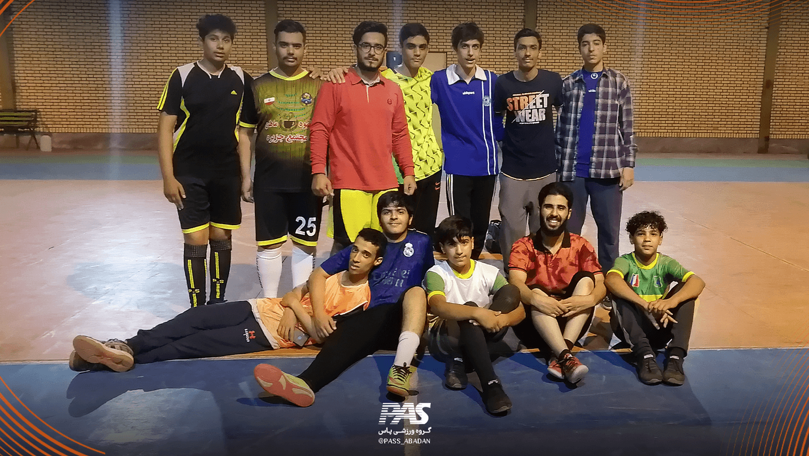 یک جمع فوتبالی در گروه ورزشی پاس