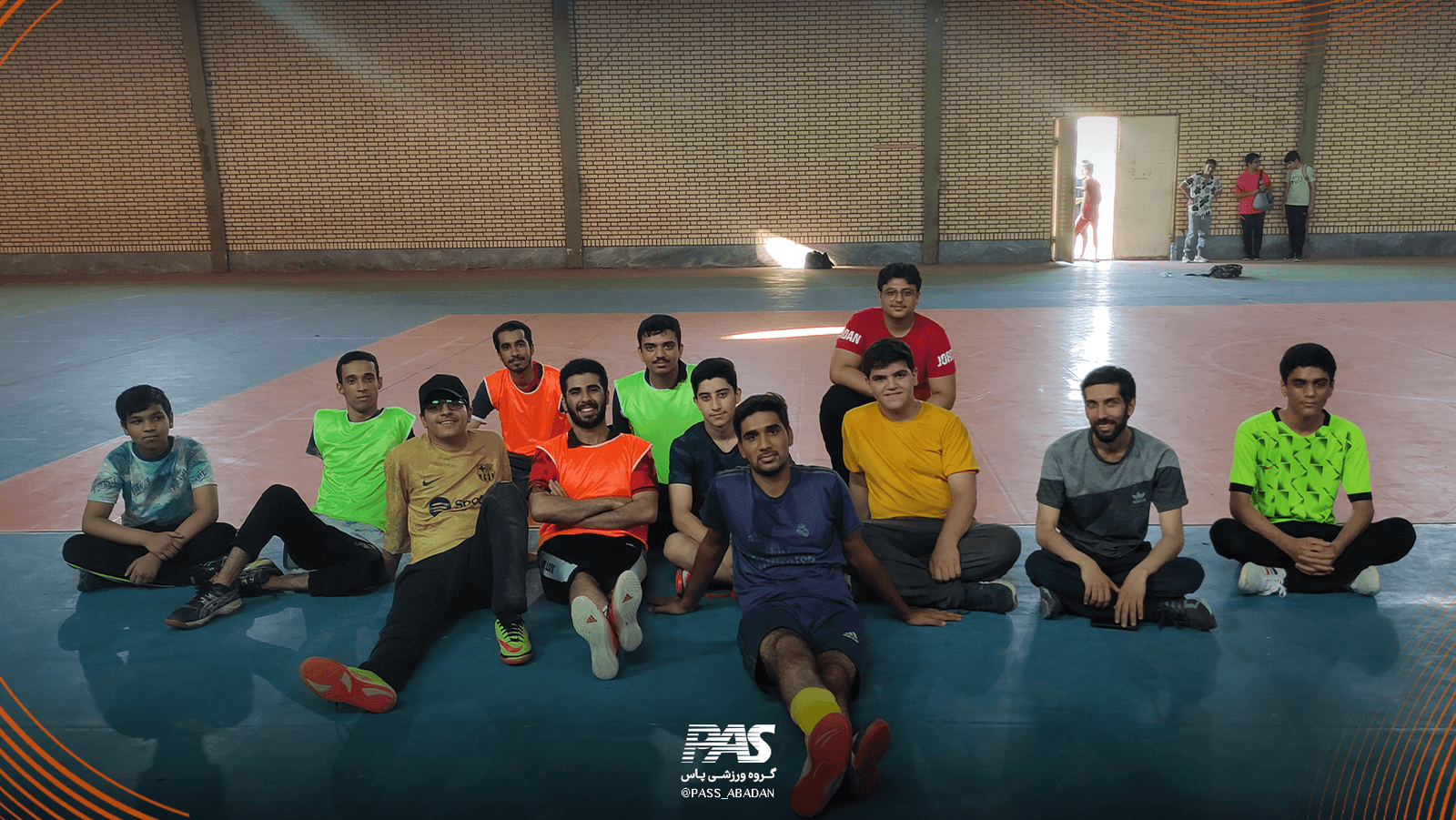 یک جمع فوتبالی در گروه ورزشی پاس