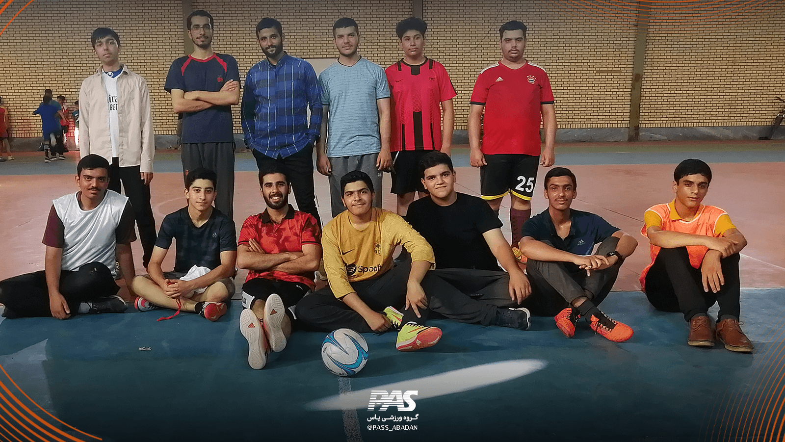 یک جمع فوتبالی در گروه ورزشی پاس