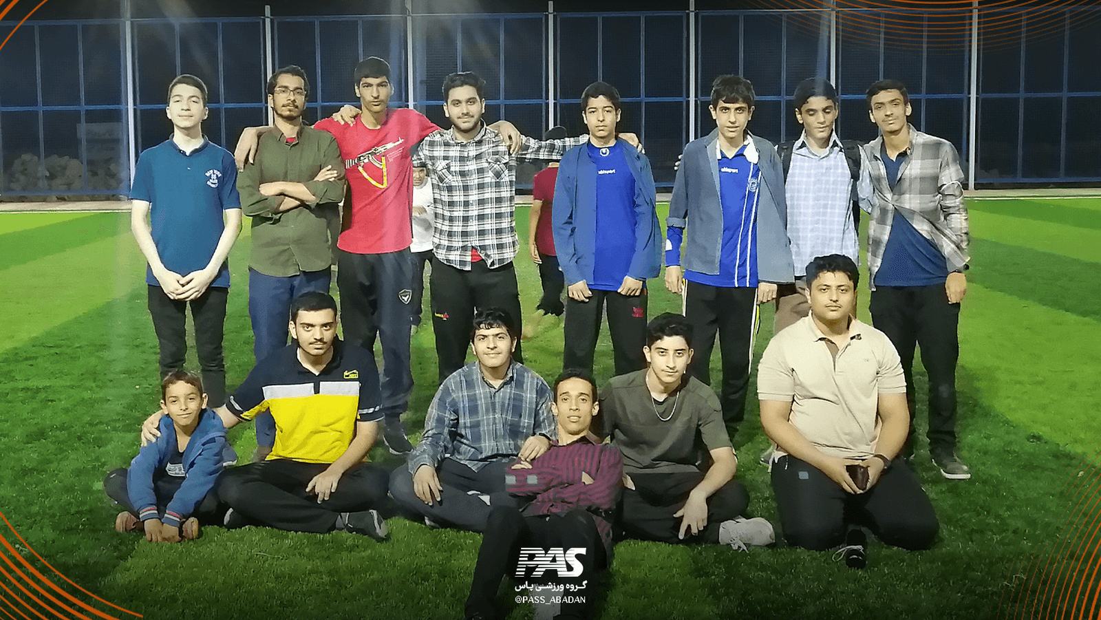 یک جمع فوتبالی در گروه ورزشی پاس