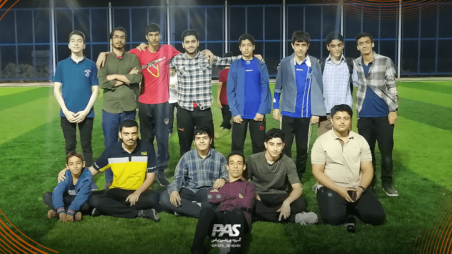 یک جمع فوتبالی در گروه ورزشی پاس