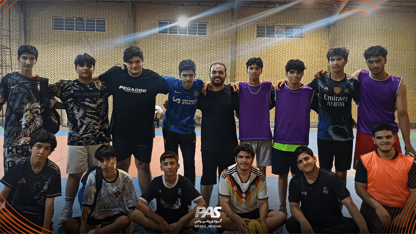 یک جمع فوتبالی در گروه ورزشی پاس
