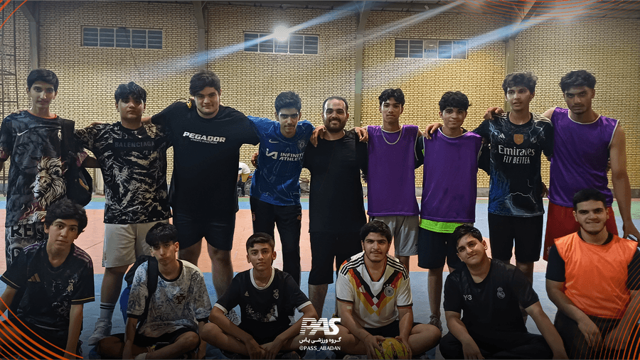 یک جمع فوتبالی در گروه ورزشی پاس