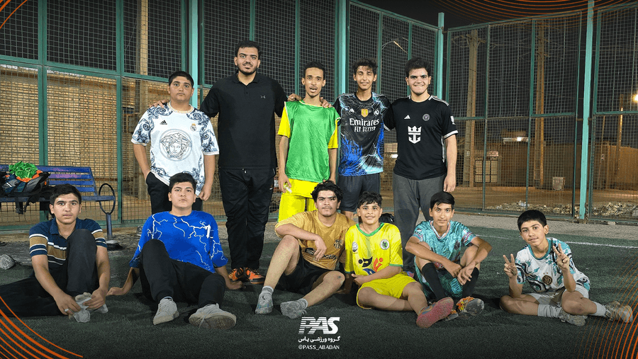 یک جمع فوتبالی در گروه ورزشی پاس