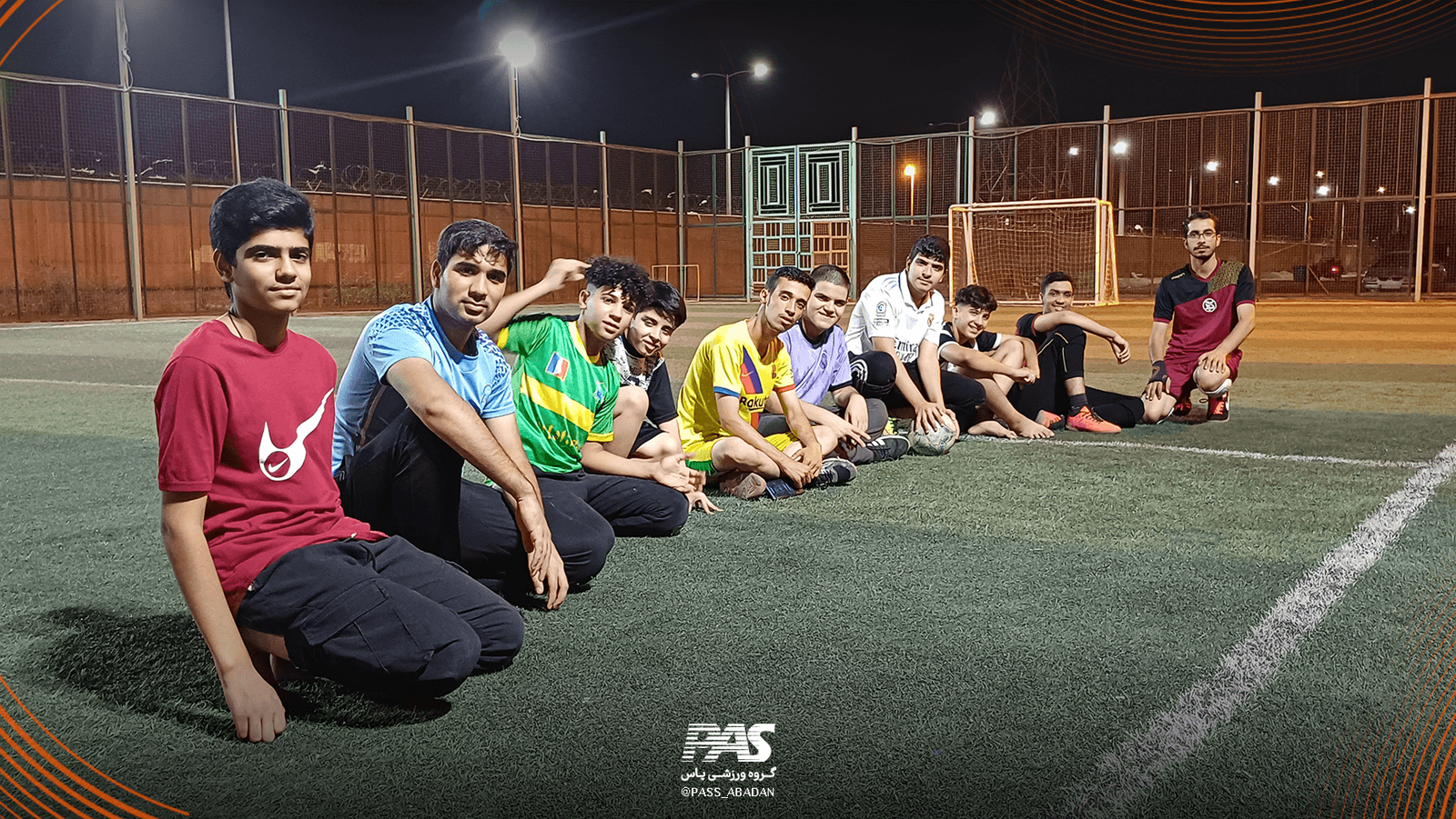 یک جمع فوتبالی در گروه ورزشی پاس