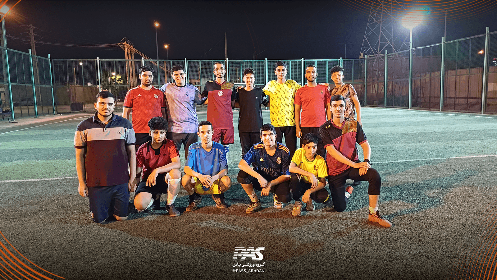 یک جمع فوتبالی در گروه ورزشی پاس