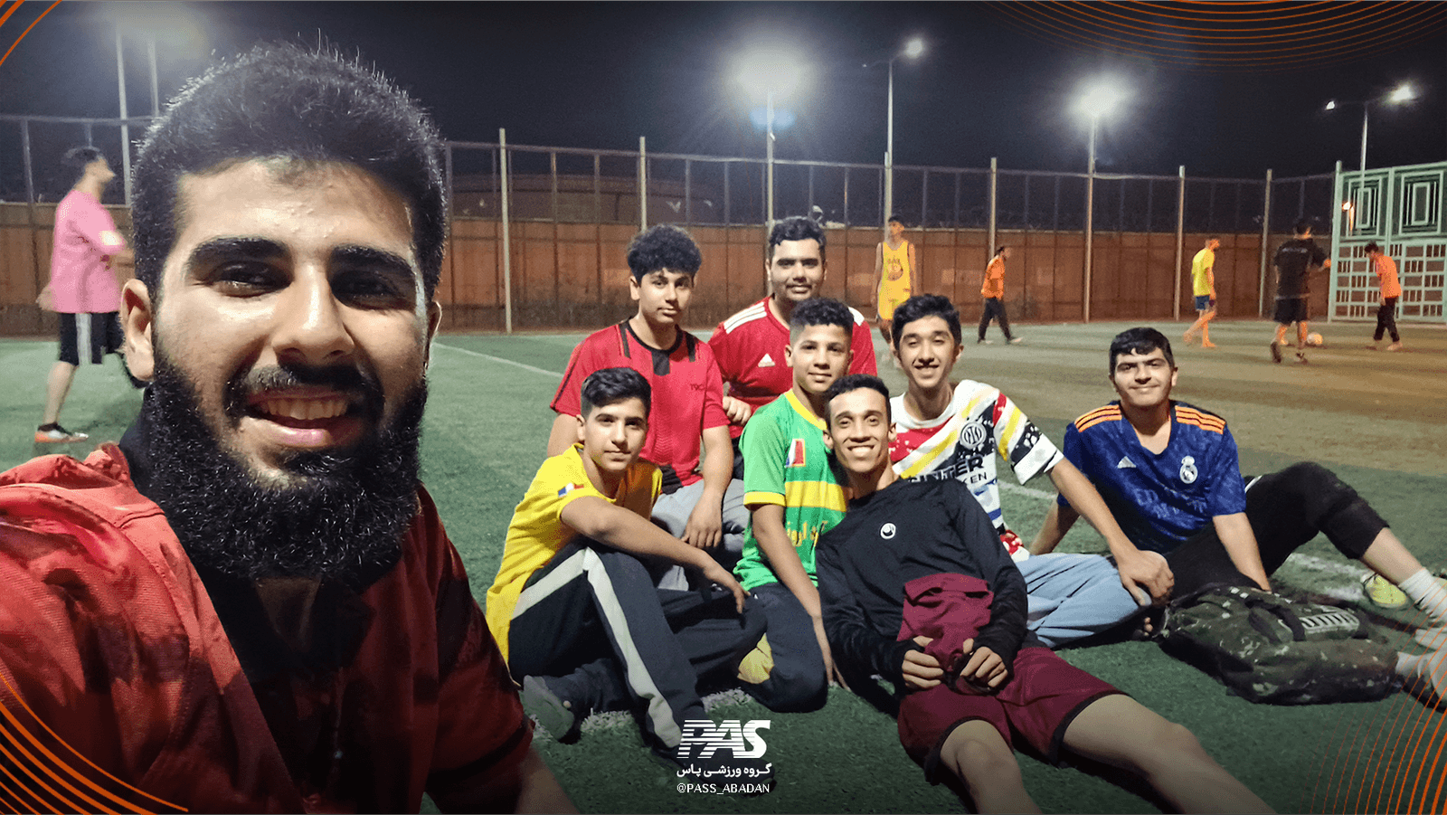 یک جمع فوتبالی در گروه ورزشی پاس