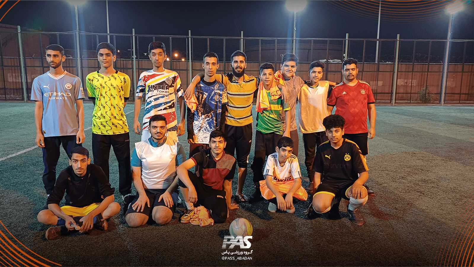 یک جمع فوتبالی در گروه ورزشی پاس