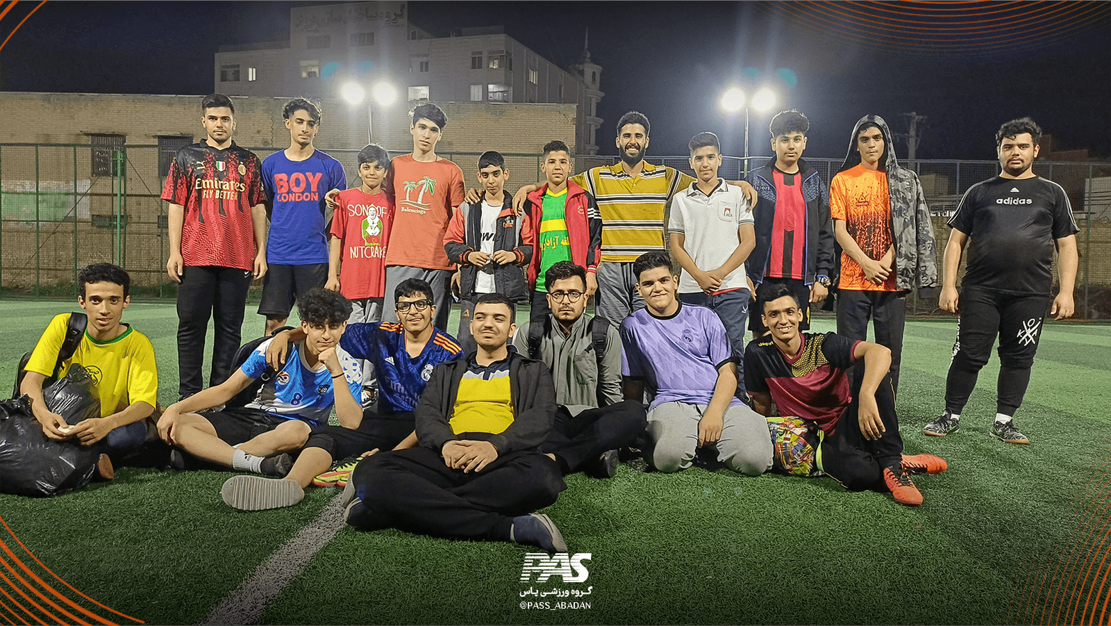 یک جمع فوتبالی در گروه ورزشی پاس