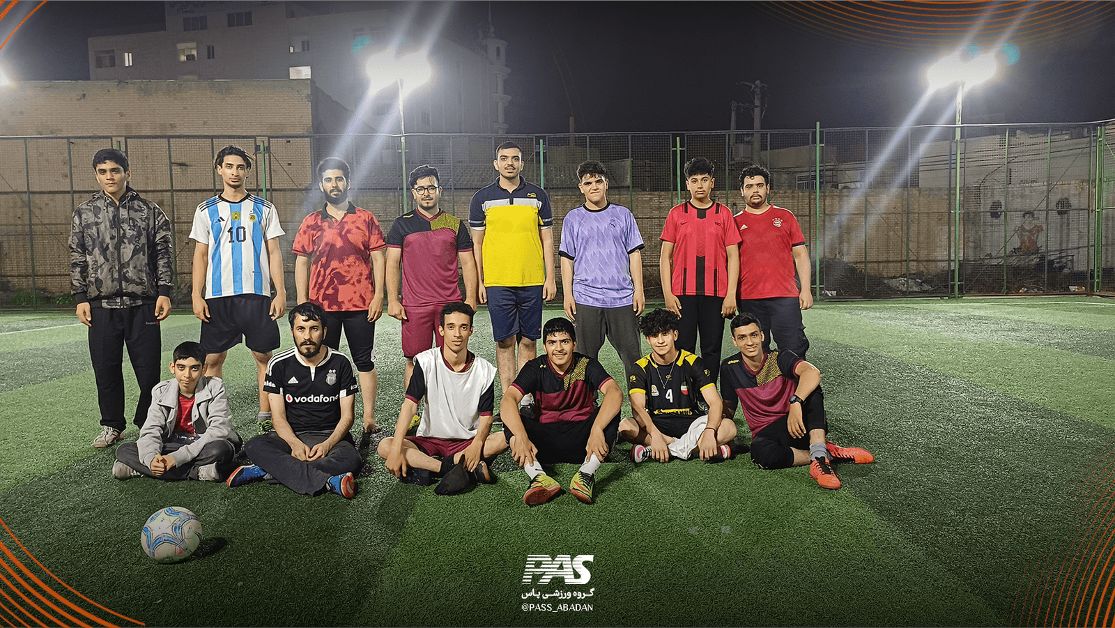یک جمع فوتبالی در گروه ورزشی پاس